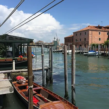 Ca' Delle Erbe Apartment *